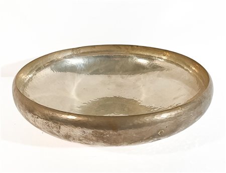 Zanetto Centrotavola in metallo martellato. Italia, anni '70. (d cm 42)