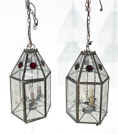 Coppia di lanterne in metallo e vetro incolore sabbiato e rosso trasparente. Pr