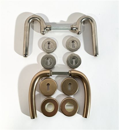 Due maniglie Olivari in metallo nichelato. Italia, anni '70/'80.