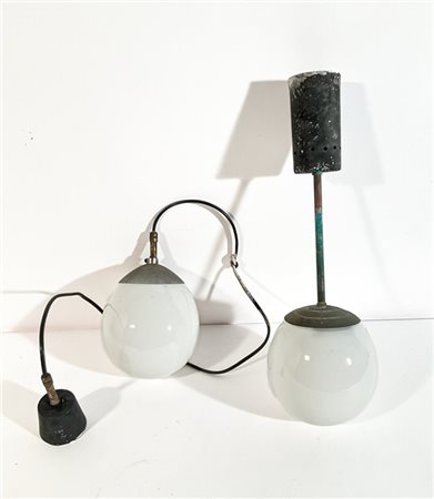 Due lampade a sospensione con difusore sferico in vetro opalino e diversa strut