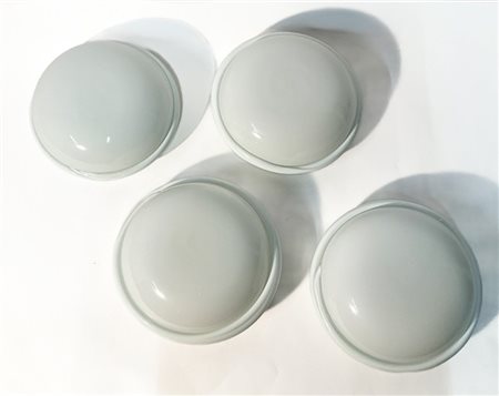 Quattro lampade da parete modello "812/01". Vetro lattimo con bordo lattimo. In