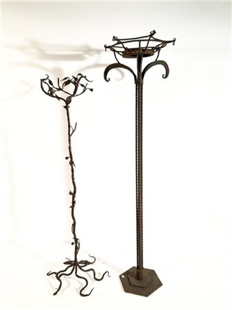 Manifattura italiana Due piedistalli portavaso in ferro forgiato, uno a decoro v