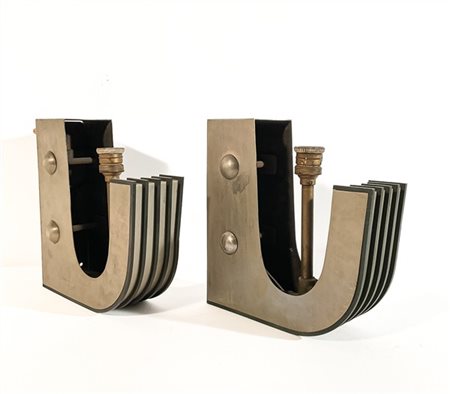 Coppia di applique in metallo nichelato, mancanti dei paralumi in vetro di Mura