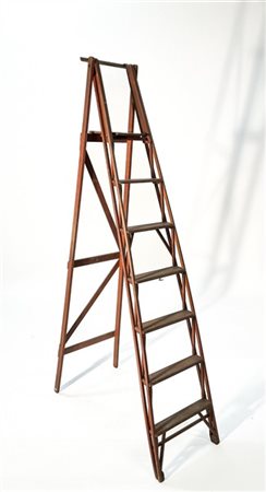 Scala a pioli da libreria con struttura a traliccio in legno massello. Italia,