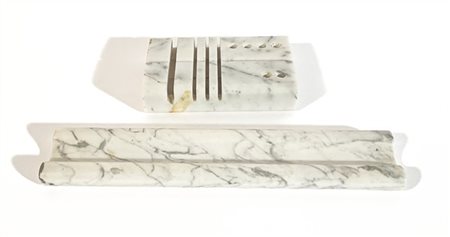 Up & Up Set da scrivania con portapenne e portacarte in marmo venato bianco di Carrara. Recanti etichetta del produttore. (l max cm 28)