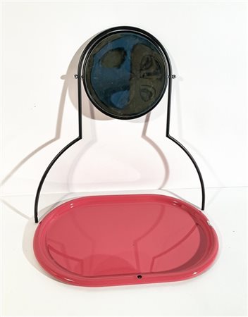 Lotto composto da un vassoio della Progetti in metallo smaltato rosa e una part