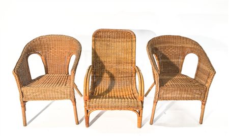 Lotto composto da una sedia da riposo e una coppia di poltroncine a pozzetto in