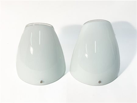 Vistosi Coppia di applique in vetro incamiciato lattimo. Murano, anni '80. (h cm