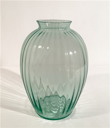 Carlo Moretti Vaso a corpo costolato in vetro soffiato verde trasparente. Murano