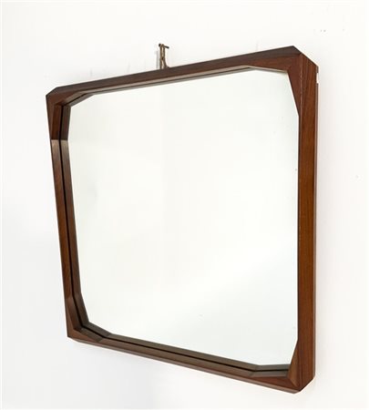 Specchiera in legno massello. Italia, anni '70. (cm 64x64)