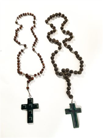 Due crocifissi in terracotta smaltata con corone in murrine e conterie di vetro