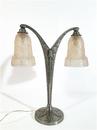 Lampada Art Déco da tavolo a due luci con struttura in fusione di alluminio a m