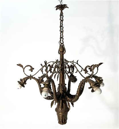 Lampadario a sei luci in ferro battuto patinato con effetto bronzo decorato a g