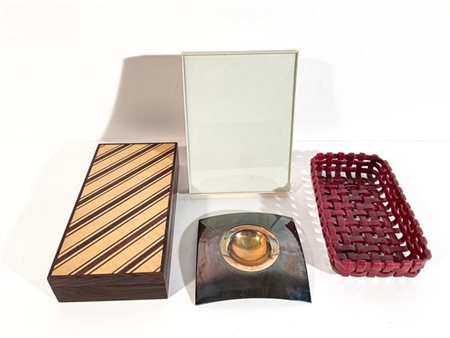 Cartone contenente vari oggetti di diverse tipologie.