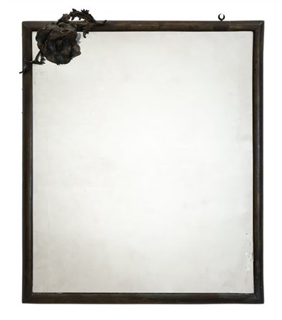 Specchiera rettangolare con cornice in metallo decorata da rosa in lamina metal