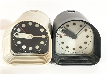 Due orologi da tavolo in plastica bianca e nera. Italia, anni '70.