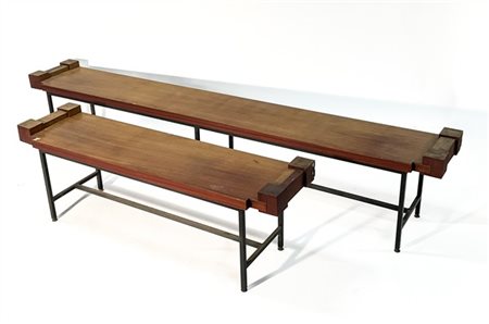 Due panche in legno impiallacciato e metallo verniciato nero. Italia, anni '70.