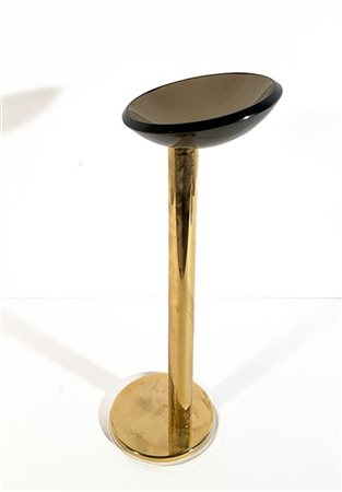 Posacenere da terra in metallo dorato e vetro fumé di grosso spessore. Italia,