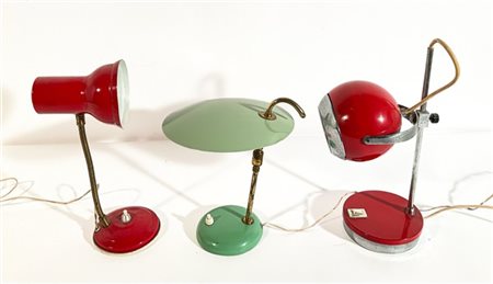 Lotto composto da tre lampade da tavolo in metallo verniciato verde chiaro e ro