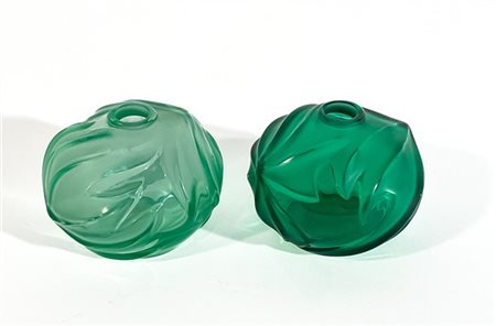 Lalique Due vasetti soliflore in vetro soffiato in stampo verde trasparente. Fra