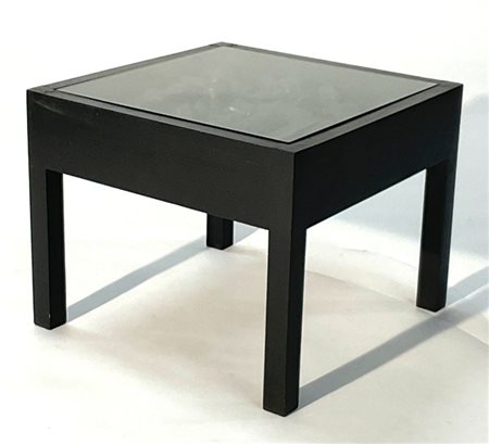 Tavolino in legno massello verniciato nero con piano espositore contenente scul