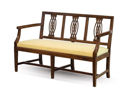 Divano in noce a tre posti, schienale a giorno traforato a motivi stilizzati, g