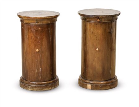 Due comodini a colonna ad una anta e un cassetto (h cm 67; d cm 38) (gravi dife