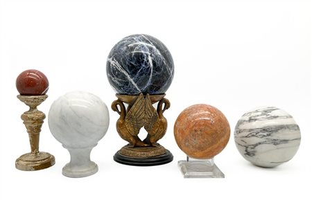 Lotto composto da cinque diverse sfere in marmi vari di cui una con sostegno a