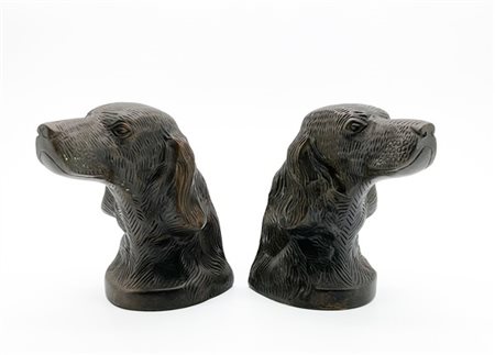 Coppia di fermalibri in bronzo a forma di testa di cane segugio. Inizio secolo