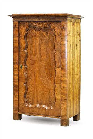 Stipo lastronato in noce ad un'anta decorata a volute, cappello aggettante. Sec