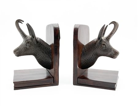 Coppia di fermalibri in fusione di bronzo a forma di teste di camoscio su basi