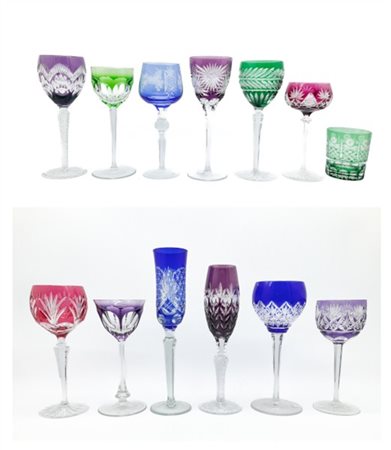 Gruppo di dodici diversi calici e un bicchiere in cristallo policromo molato di