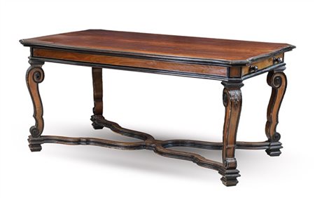 Tavolo con piano sagomato in noce e profili ebanizzati, gambe mosse raccordate