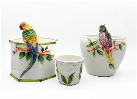 Lotto di numerosi cachepot in ceramica e porcellana di diversa forma e decoro.