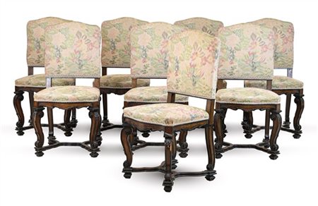 Gruppo di otto sedie in noce con profili ebanizzati, piedi riuniti da traverse,