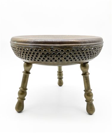 Manifattura mediorientale, secolo XX. Braciere tripode in ottone inciso con dec