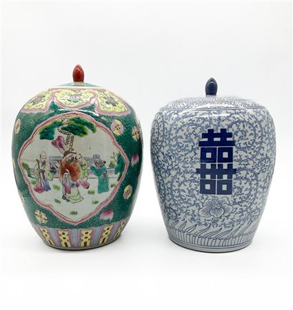 Lotto composto da due potiche con coperchio in porcellana. Uno dipinto in monoc