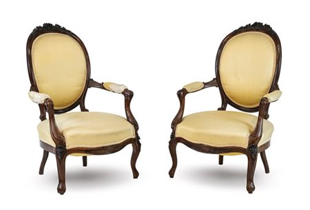 Coppia di poltrone in noce con schienale a medaglione decorate da intaglio flor