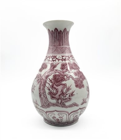 Vaso Yuhuchunping in porcellana dipinta in monocromia rosso rame con decoro dei