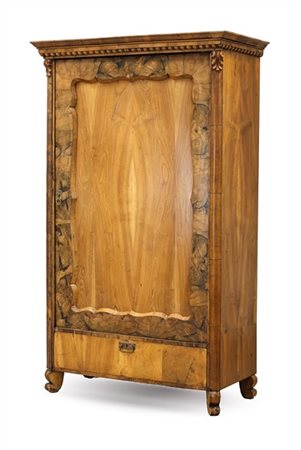 Stipo lastronato in legni vari con fronte ad un cassetto e un'anta con riserva