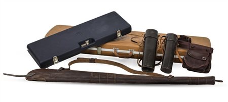 Lotto composto da tre portafucile di cui uno in cuoio marcato Corzo, due conten