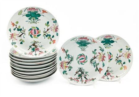 Lotto composto da dodici piatti in porcellana policroma Famiglia Rosa decorati