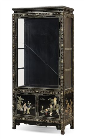 Mobile vetrina ad un'anta e due sportelli in legno laccato e dorato con inserti