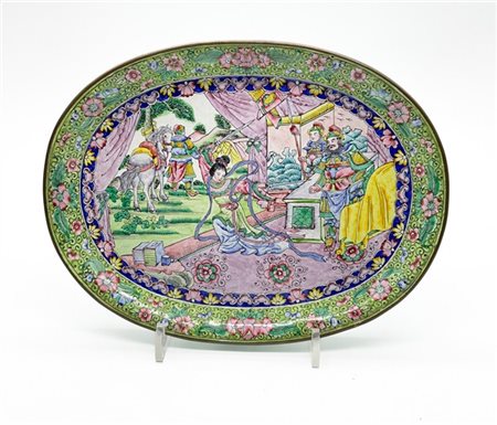 Vassoio ovale in smalti policromi su rame con decoro floreale e scene di vita d