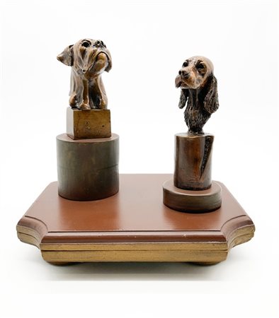 Cesare Rabitti Due sculture raffiguranti musi canini in metallo patinato, poggia