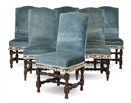 Gruppo di sei sedie in noce tornito a rocchetto di simile decoro. Secolo XVIII.