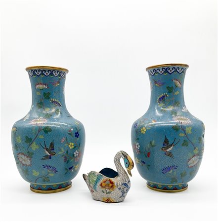 Lotto composto da due vasi in metallo smaltato cloisonnè con decoro floreale su