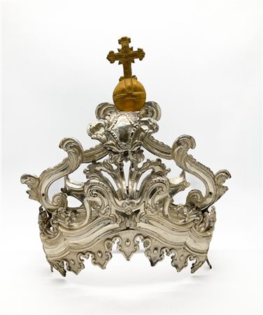 Capocielo da baldacchino ecclesiale in metallo sbalzato e argentato con decoro