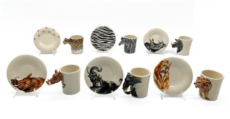 Manifattura Blue Witch. Gruppo di sei tazze con piattino in ceramica dipinta in