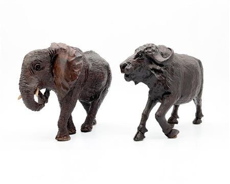 Due sculture in legno intagliato raffiguranti un elefante e un bufalo (cm max 2